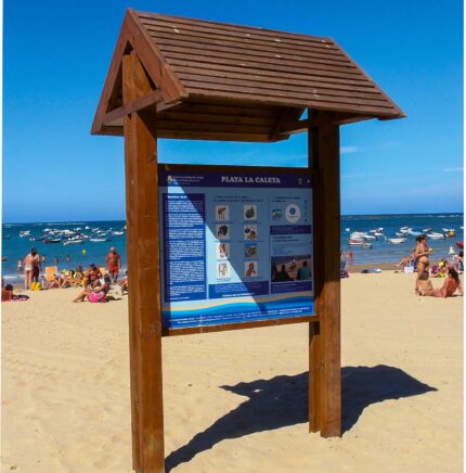 Cartel de madera con tejadillo para playa
