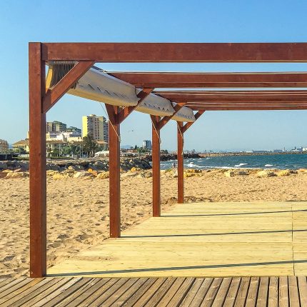 Pérgola Malibu plana para playa con toldo recogible