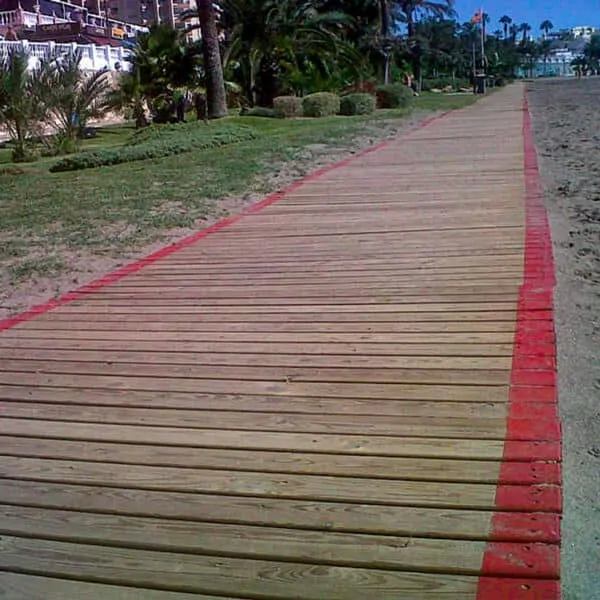 Pasarela articulada de madera con líneas de guía roja