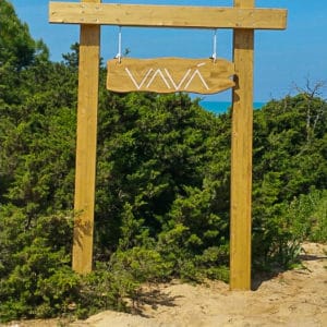 cartel de madera restaurante playa