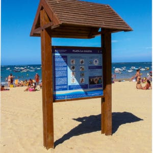 Cartel de madera con tejadillo para playa