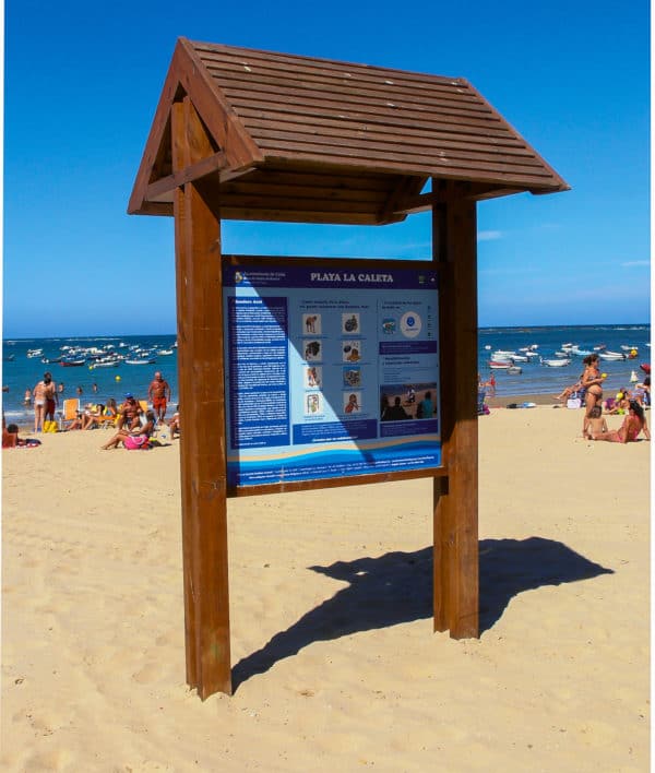 Cartel de madera con tejadillo para playa